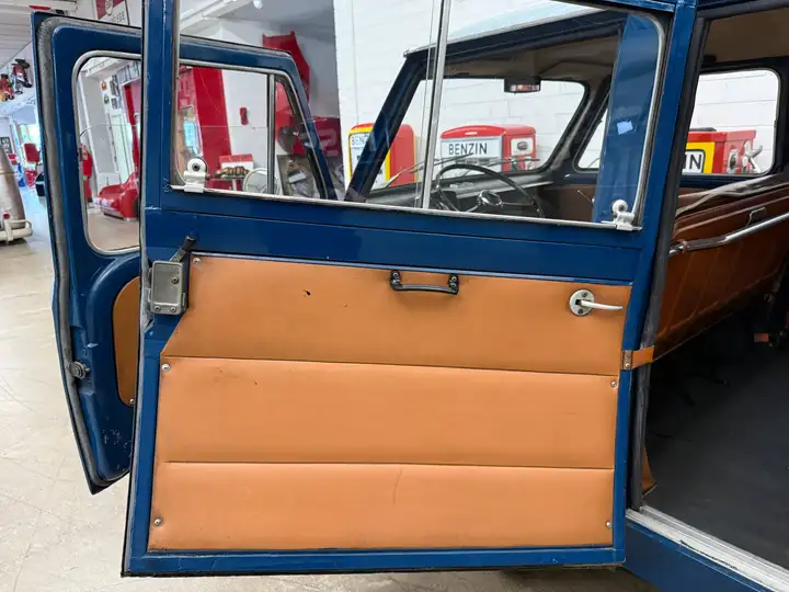 Fiat 850 Familiare Bus 1966 Bild von Seitentueren vorne und hinten geoeffnet.