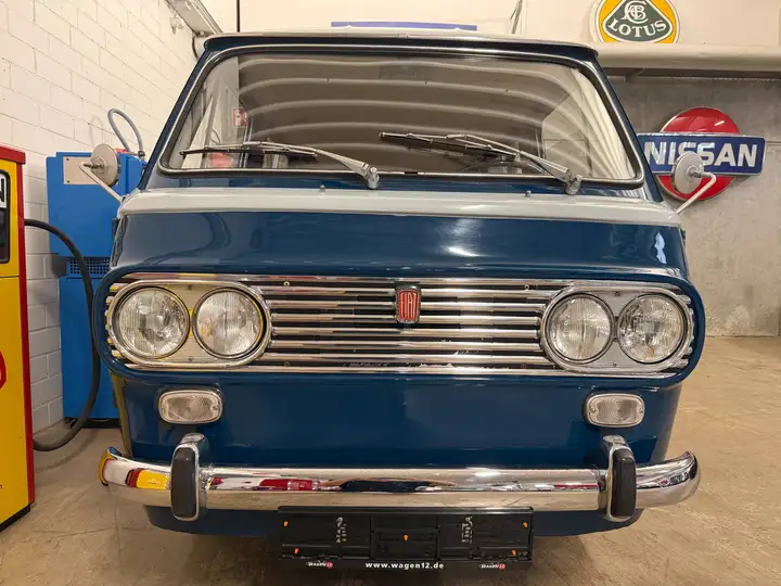 Fiat 850 Familiare Bus 1966 Bild von vorne mit Doppelscheinwerfern und Stossstange.