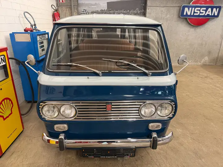 Fiat 850 Familiare Bus 1966 Bild von Frontgrill und Scheinwerfern.