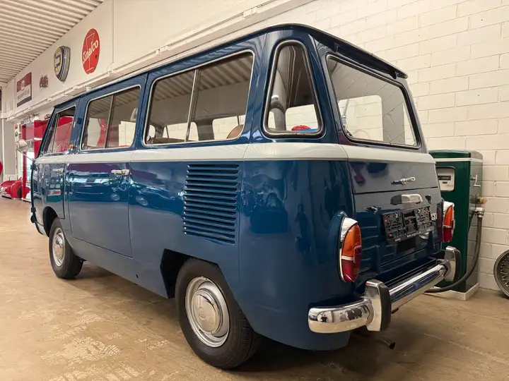Fiat 850 Familiare Bus 1966 Bild von Kotfluegel hinten rechts.