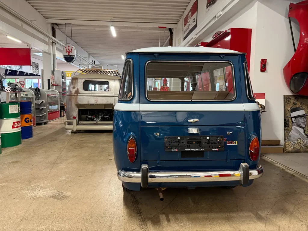 Fiat 850 Familiare Bus 1966 Bild von hinten mit Auspuff Ruecklichtern und Heckscheibe.