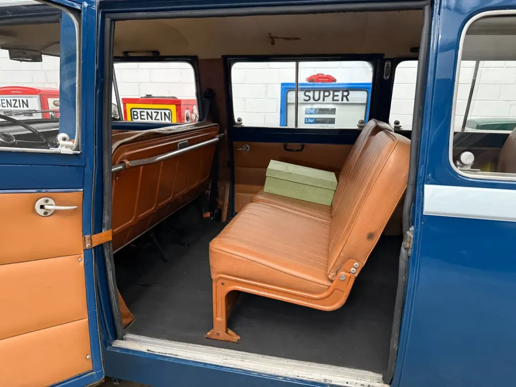 Fiat 850 Familiare Bus 1966 Bild von Sitzbank mit geoeffneter hinteren Tuer.