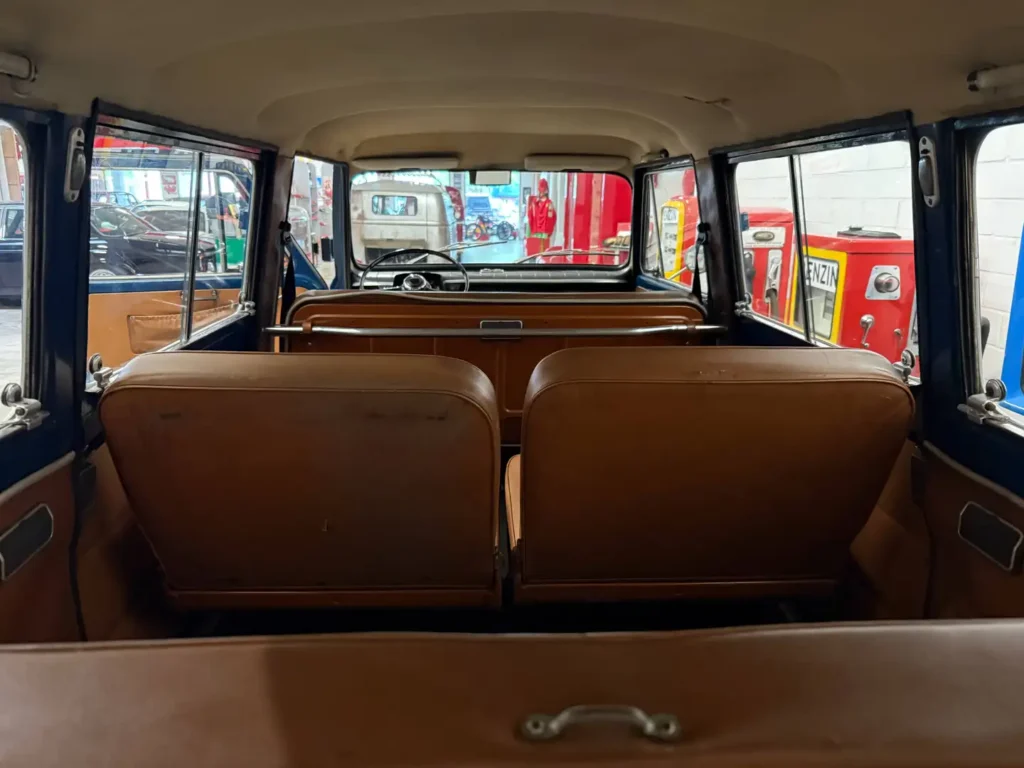 Fiat 850 Familiare Bus 1966 Bild von Innenraum braunes Leder.