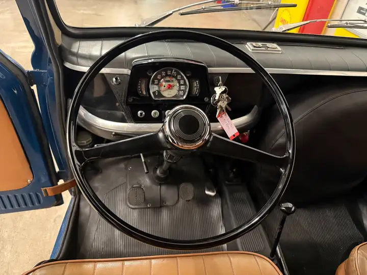 Fiat 850 Familiare Bus 1966 Bild von Lenkrad und Armaturen.