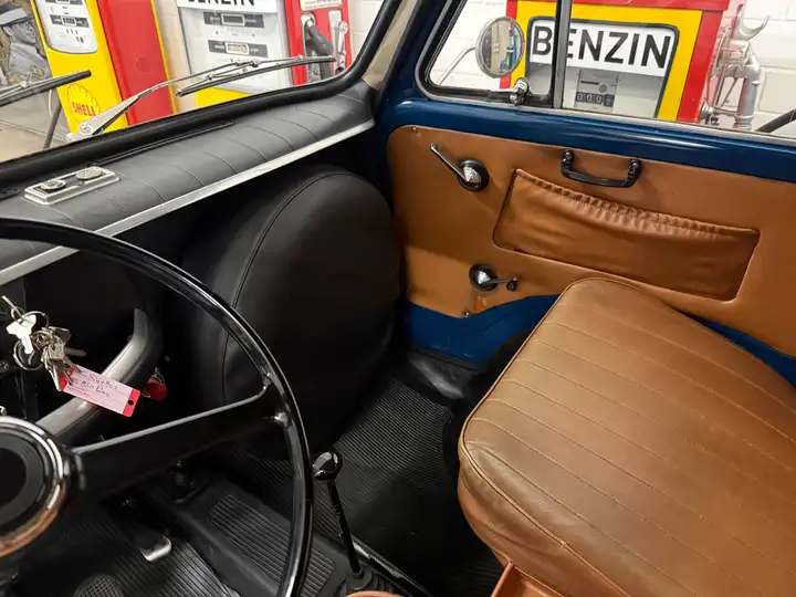 Fiat 850 Familiare Bus 1966 Bild von Beifahrersitz und Schalthebel.