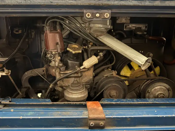 Fiat 850 Familiare Bus 1966 Bild vom Motorraum.