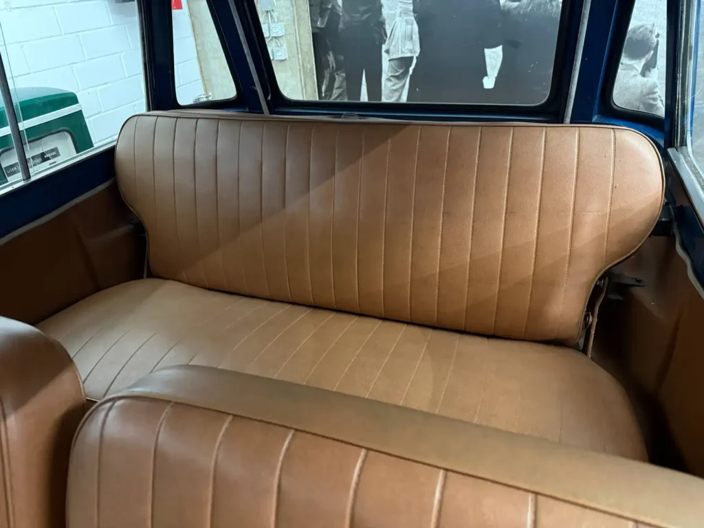 Fiat 850 Familiare Bus 1966 Bild von Ruecksitzbank hinten in braunem leder.