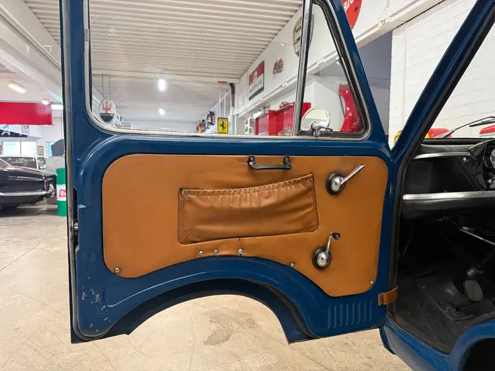 Fiat 850 Familiare Bus 1966 Bild von Seitenverkleidung der Fahrertuer.