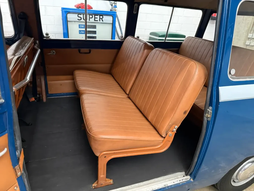 Fiat 850 Familiare Bus 1966 Bild von Ruecksitzbank Mitte in braunem Leder.
