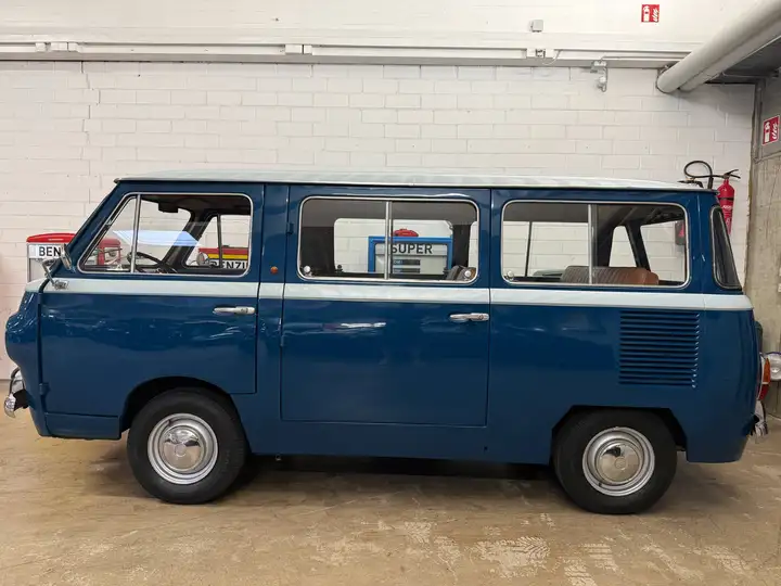 Fiat 850 Familiare Bus 1966 Bild von aussen komplette Seite.