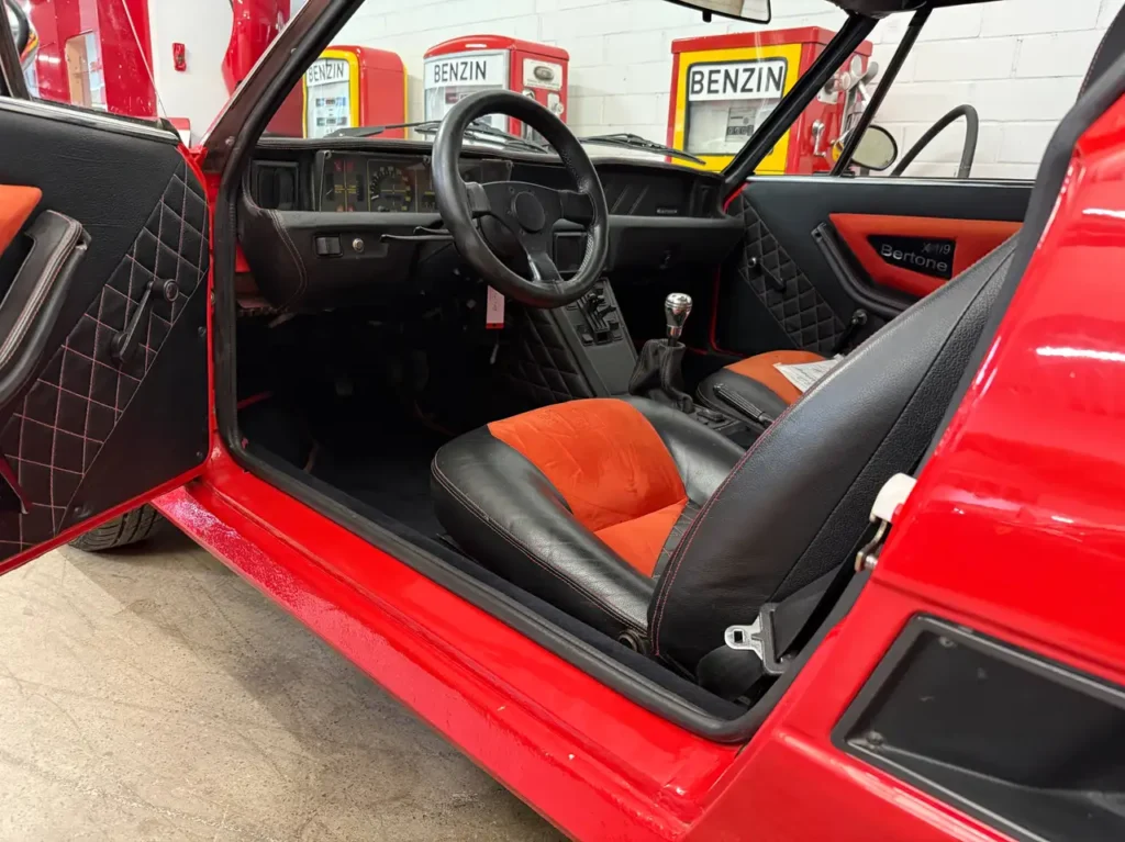 Fiat X1/9 1977 rot Foto auf Fahrersitz Lenkirad und Armaturen.