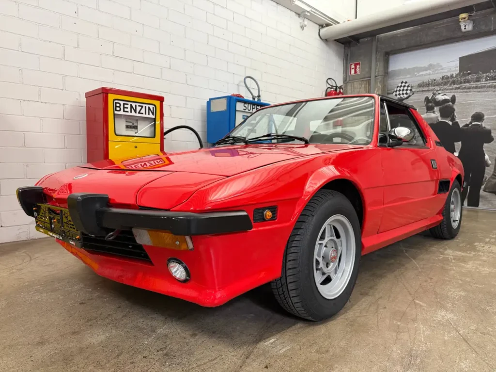 Fiat X1/9 1977 rot Frontfoto auf die Klapplichter.