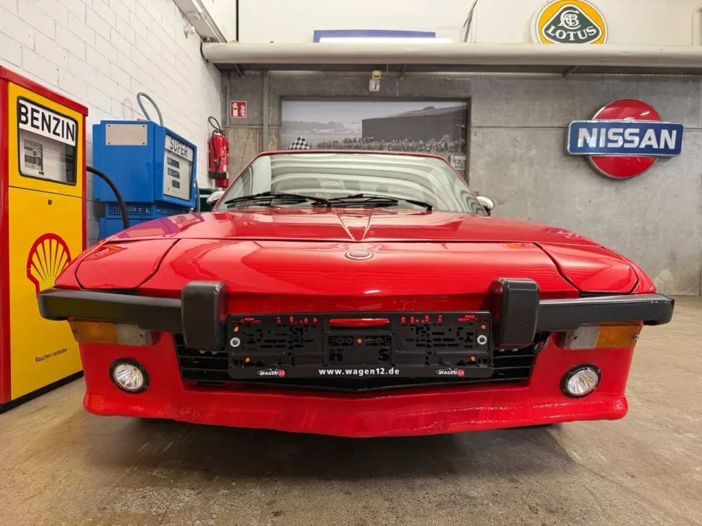 Fiat X1/9 1977 rot Frontansicht direkt auf die Stosstange und Nebelscheinwerfer.