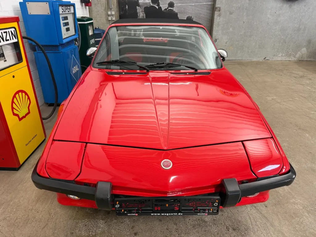 Fiat X1/9 1977 rot fotografiert von schraeg oben vorne auf die Windschutzscheibe.