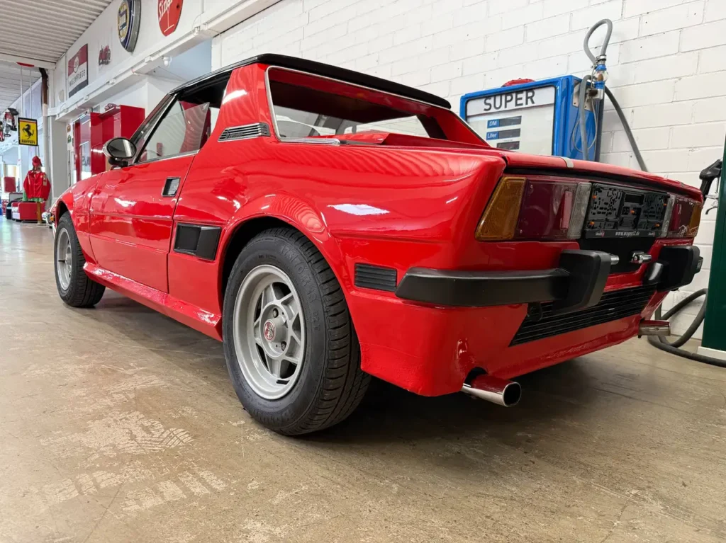 Fiat X1/9 1977 rot Foto von hinten links der Fahrerseite auf den Kotfluegel.
