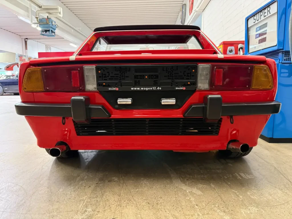Fiat X1/9 1977 rot Heckfoto von Auspuff Stossstangen und Ruecklichtern.