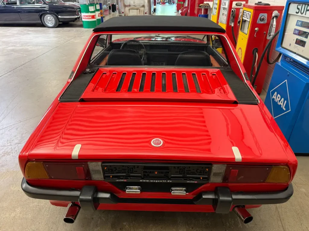 Fiat X1/9 1977 rot Heckansicht auf Motorhaube und Auspuff.