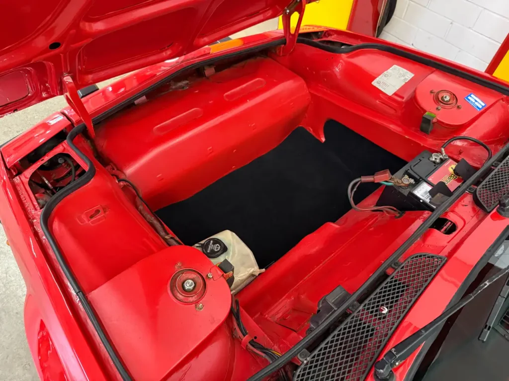 Fiat X1/9 1977 rot offener Kofferraumdeckel.