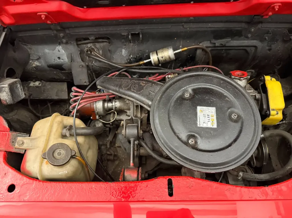 Fiat X1/9 1977 rot Fot vom Motorinnenraum mit Luftliter und Zuendverteiler.