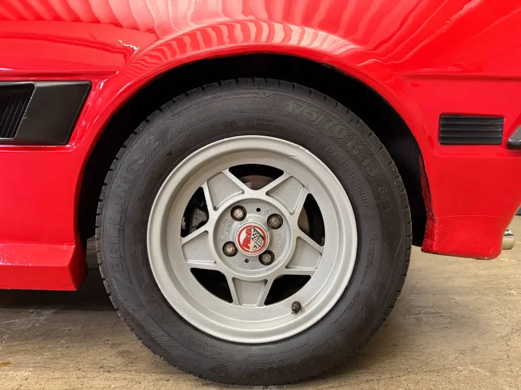 Fiat X1/9 1977 rot Felge mit Rad.