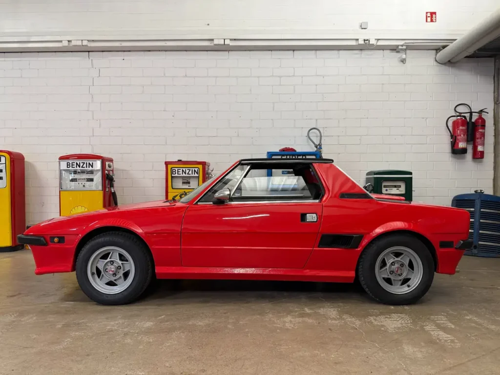 Fiat X1/9 1977 rot Seitenansicht des kompletten Autos.