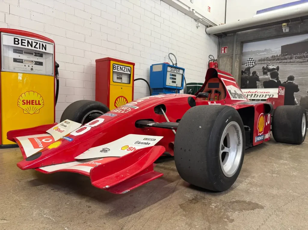Formel Rennfahrzeug mit Cosworth Turbo Motor Blick von schraeg vorne auf Fahrerseite.