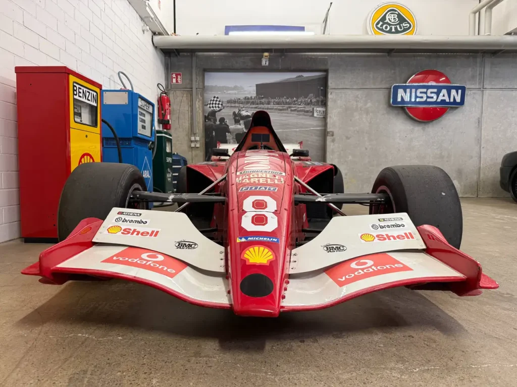 Formel Rennfahrzeug mit Cosworth Turbo Motor Frontspoiler Frontalansicht.