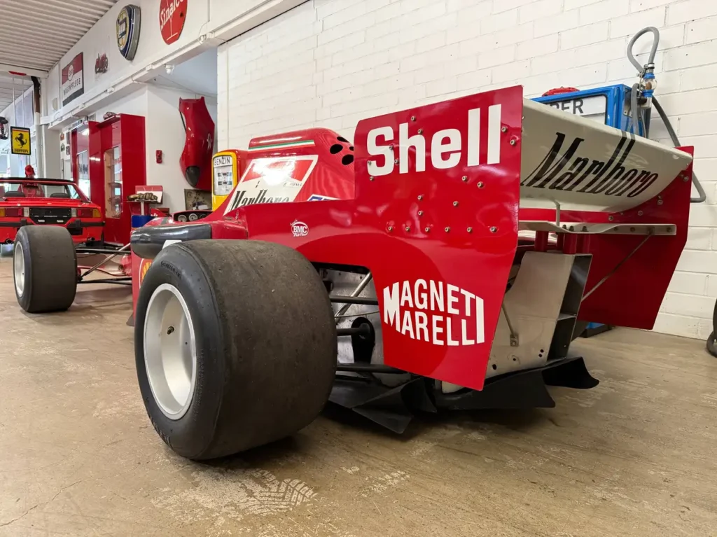 Formel Rennfahrzeug mit Cosworth Turbo Motor Blick auf hinteren linken Reifen mit Heckfluegel.