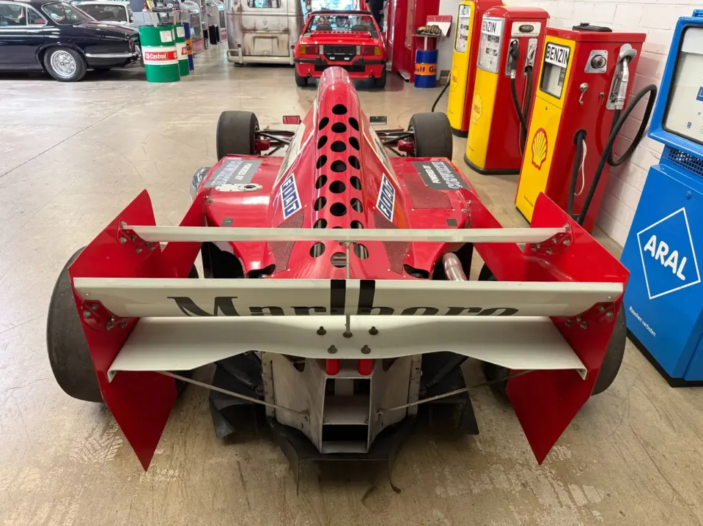 Formel Rennfahrzeug mit Cosworth Turbo Motor Blick von schaeg hinten oben auf Heckfluegel.