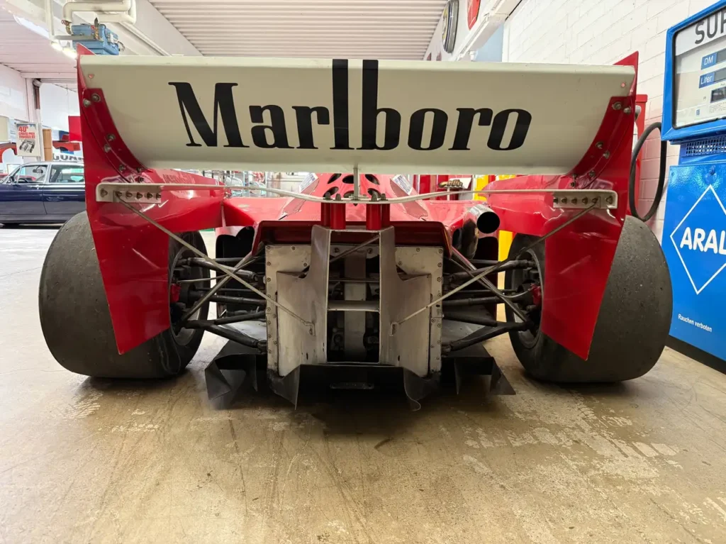 Formel Rennfahrzeug mit Cosworth Turbo Motor direkter Blick auf Heckfluegel.