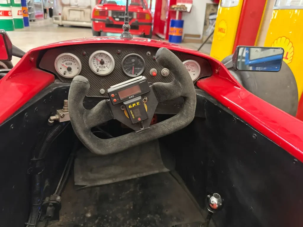 Formel Rennfahrzeug mit Cosworth Turbo Motor Foto vom Lenkrad und den Armaturen.
