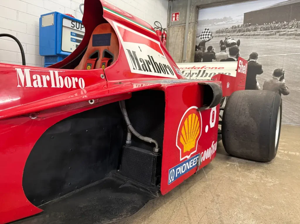Formel Rennfahrzeug mit Cosworth Turbo Motor Lufteinlass und hinterer Reifen.