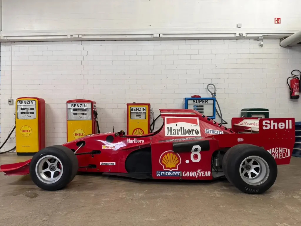 Formel Rennfahrzeug mit Cosworth Turbo Motor Seitenansicht vor Zapfsäulen.