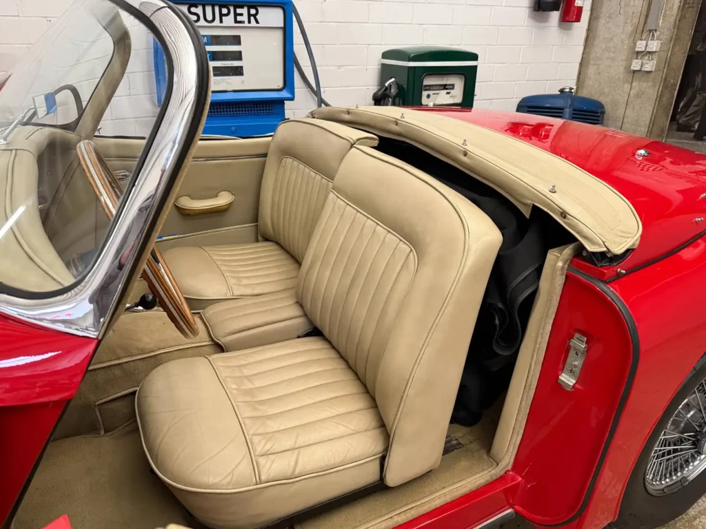 Jaguar XK150 1958 rot Sicht auf Fahrersitz