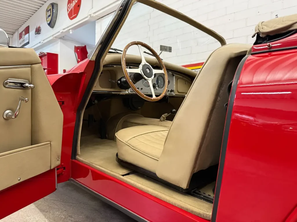 Jaguar XK150 1958 rot Sicht auf offene Fahrertuer