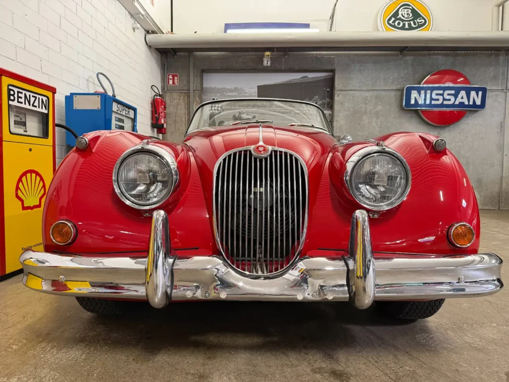 Jaguar XK150 1958 rot Sicht auf Kuehlergrill