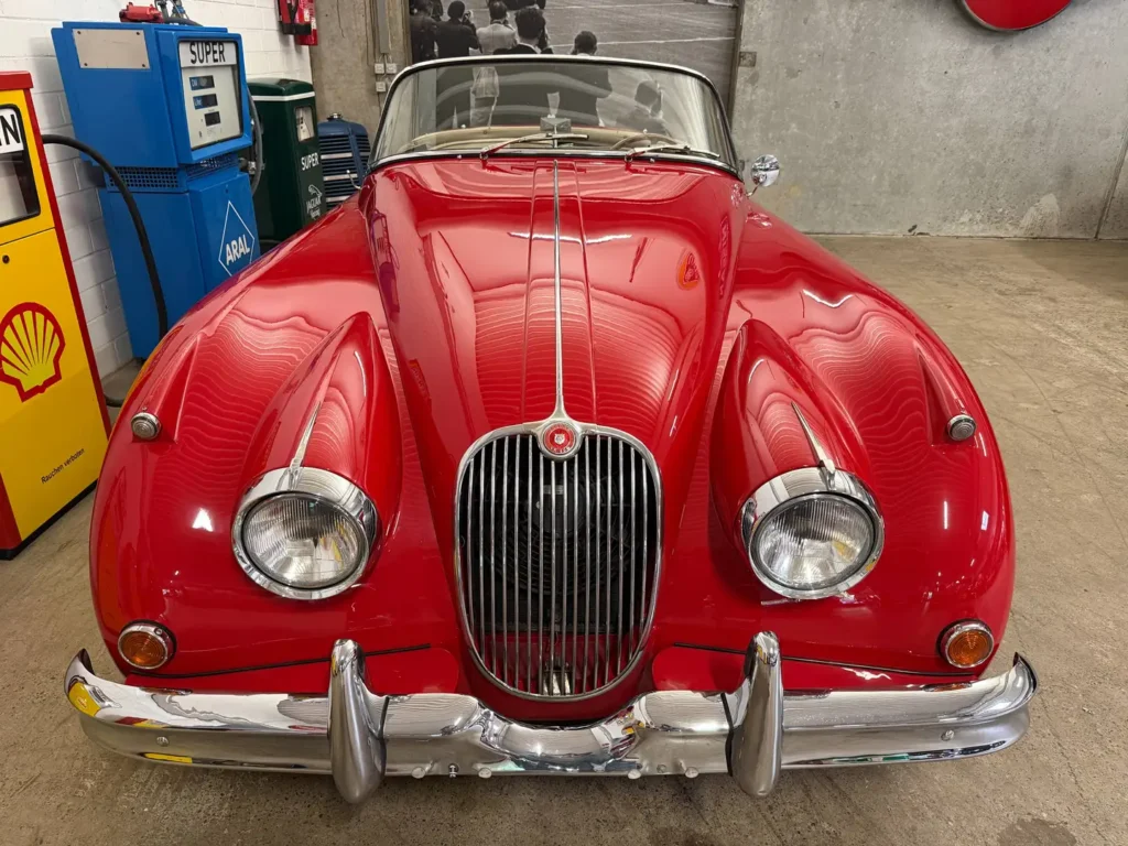 Jaguar XK150 1958 rot Sicht auf Frontscheibe