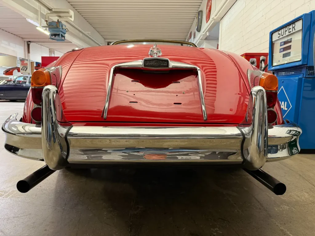 Jaguar XK150 1958 rot Sicht auf Heck und Auspuff.