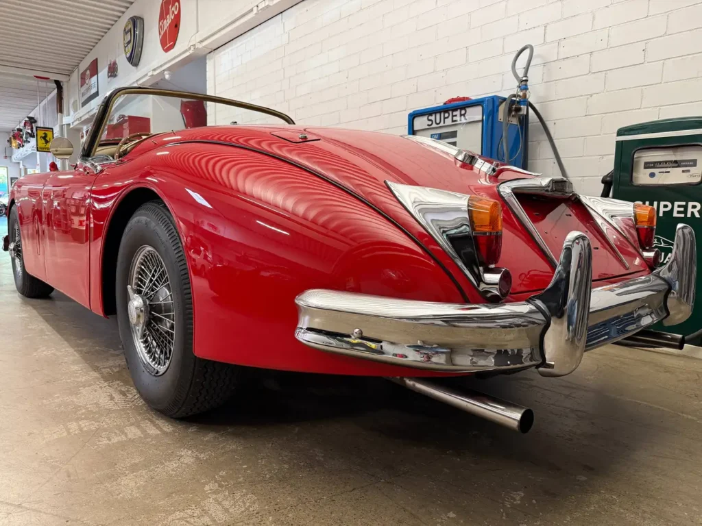 Jaguar XK150 1958 rot Sicht auf Heck Kotfluegel Fahrerseite.