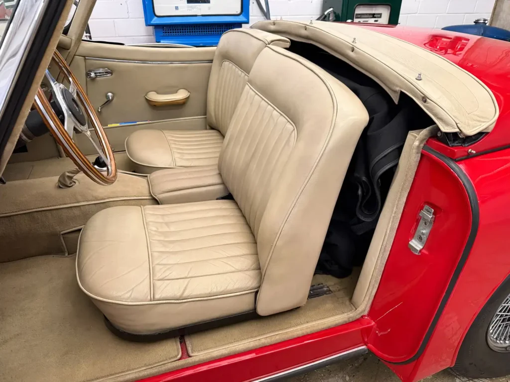 Jaguar XK150 1958 rot Sicht auf Innenraum Fahrerseite.