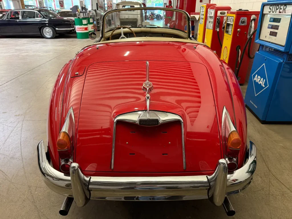 Jaguar XK150 1958 rot Sicht auf Kofferraumdeckel geschlossen.