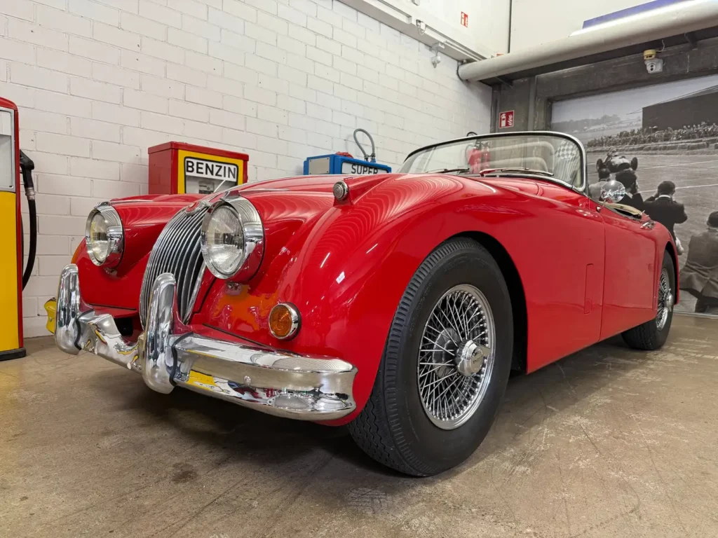 Jaguar XK150 1958 rot Sicht auf Kotfluegel vorne Fahrerseite.