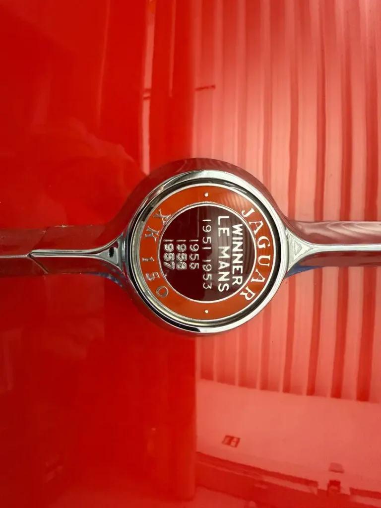 Jaguar XK150 1958 rot Sicht auf Emblem.