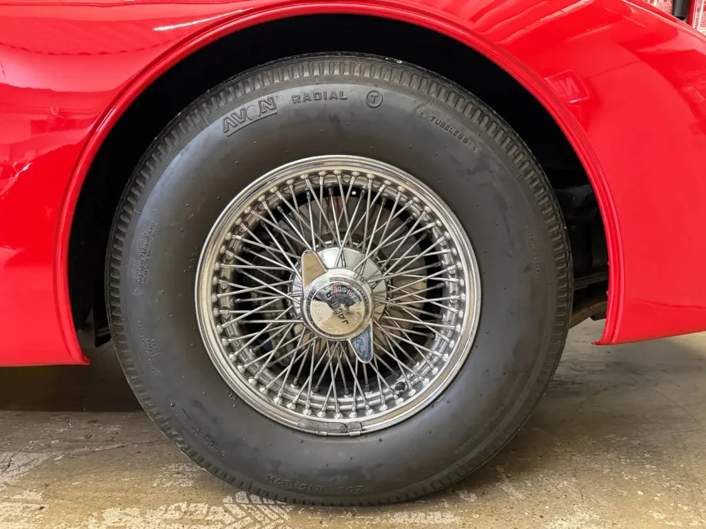 Jaguar XK150 1958 rot Sicht auf Speichenfelge.