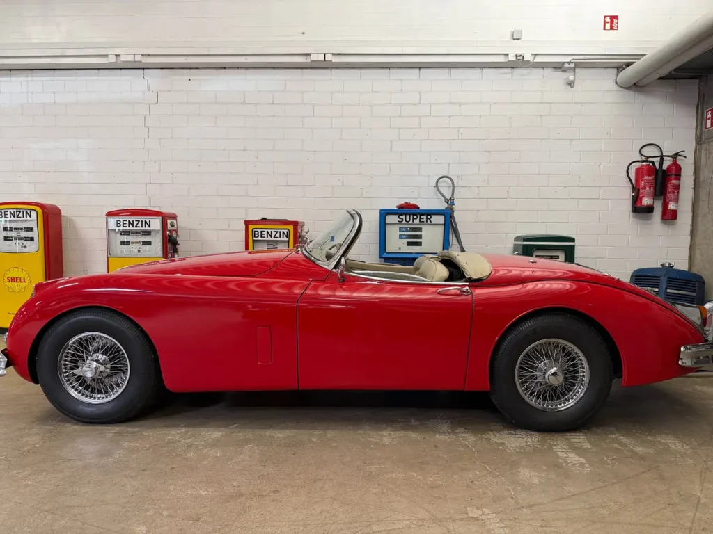 Jaguar XK150 1958 rot Seitenansicht komplettes Fahrzeug.
