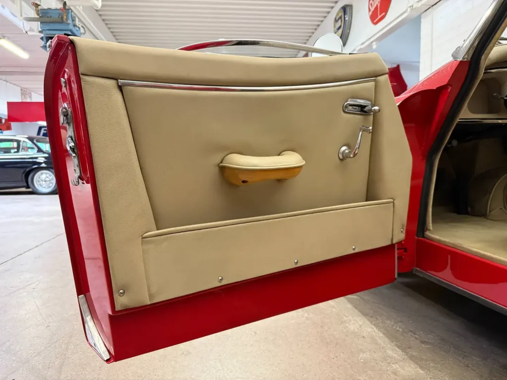 Jaguar XK150 1958 rot Sicht auf Seitenverkleidung Fahrertuer.