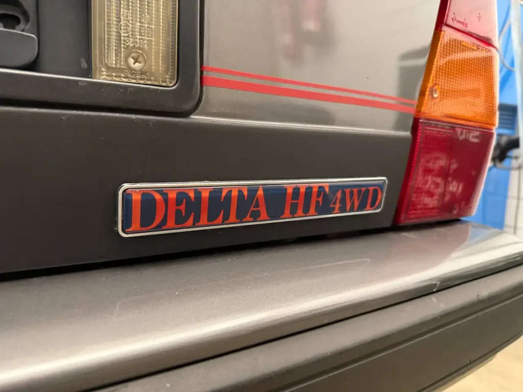 LANCIA Delta HF 4WD Schalter 1989 in grau Sicht auf Logo am Heck.