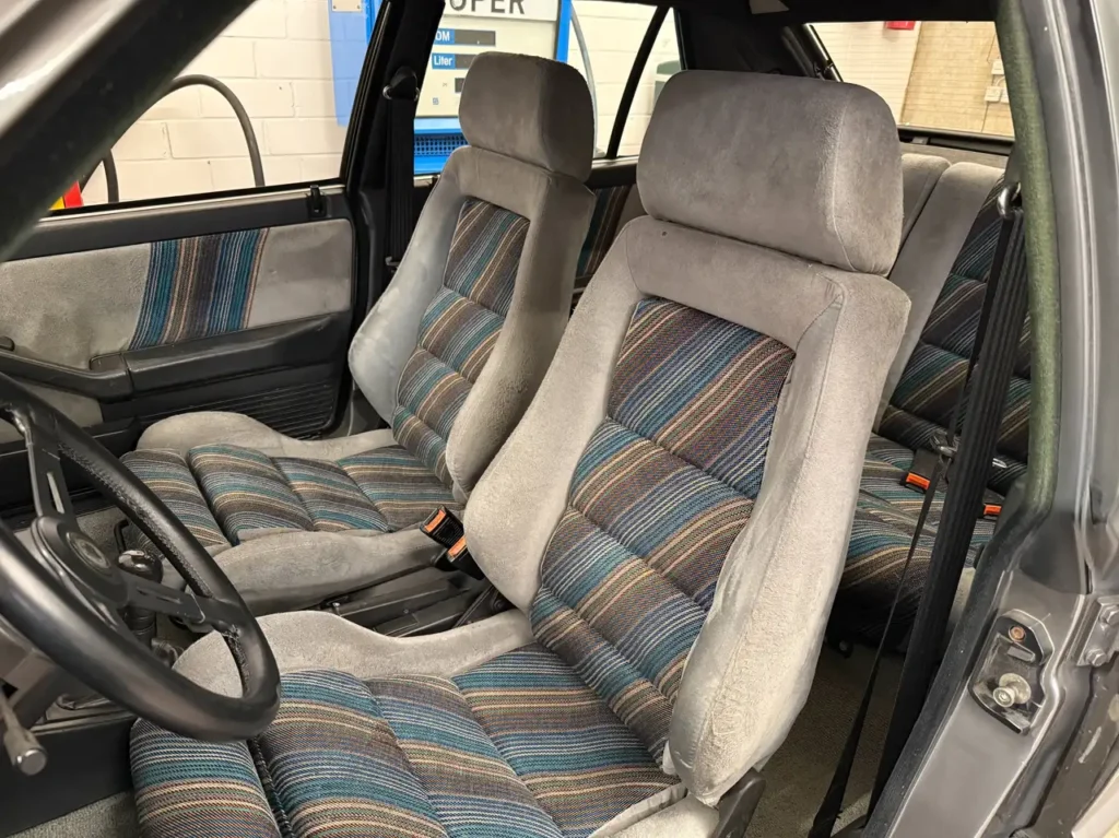 LANCIA Delta HF 4WD Schalter 1989 in grau Sicht auf Sportsitz.