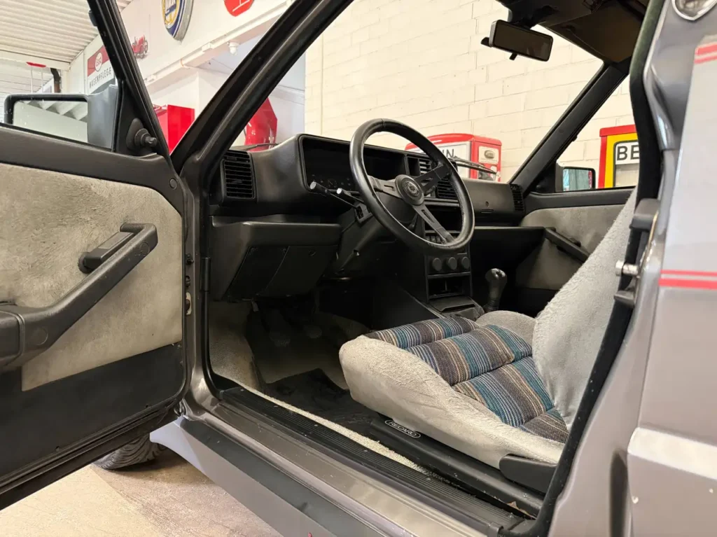 LANCIA Delta HF 4WD Schalter 1989 in grau Sicht auf offene Fahrertuer und Lenkrad.
