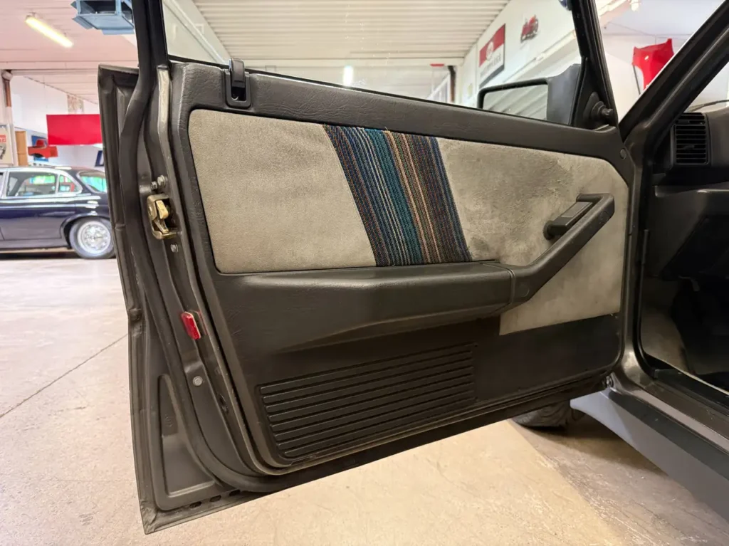 LANCIA Delta HF 4WD Schalter 1989 in grau Sicht auf Seitenverkleidung Fahrertuer.